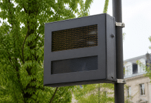 Panneau indicateur affichant chiffre population ville Poitiers