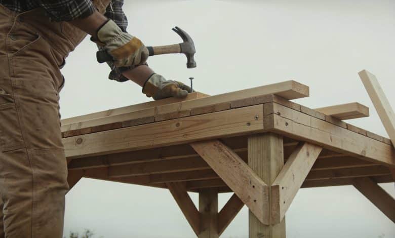 Personne construisant une plateforme en bois surélevée