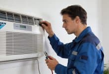 Technicien inspectant une unite climatiseur Daikin murale
