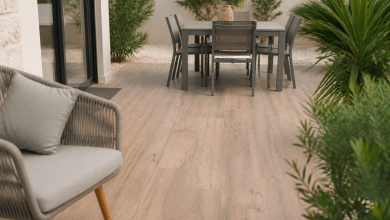 Terrasse extérieure avec dalles imitant le bois naturel.