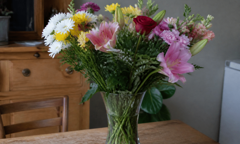 Bouquet multicolore de fleurs fraîches dans vase transparent