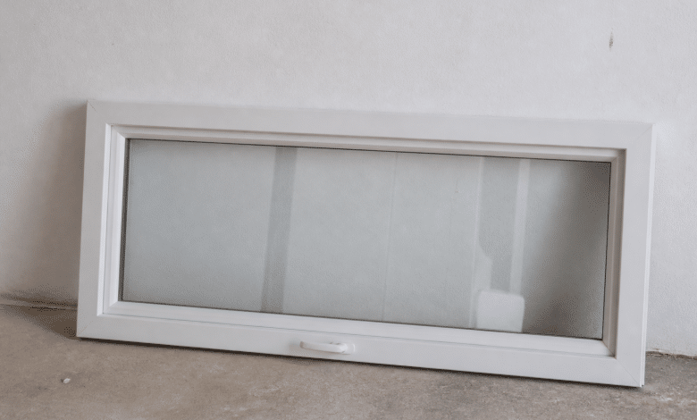 Cadre fenetre blanc allege pose horizontalement sol