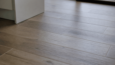 Carreaux rectangulaires posés au sol imitant veines bois naturel