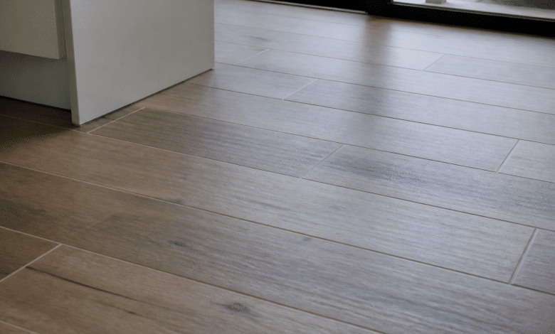 Carreaux rectangulaires posés au sol imitant veines bois naturel