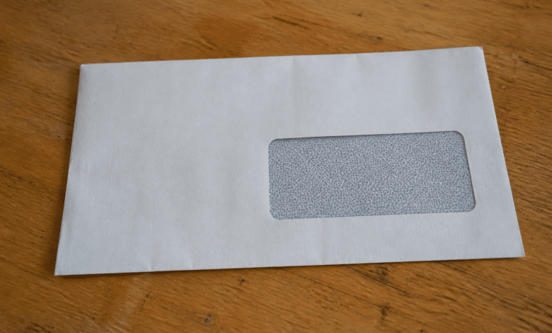 Enveloppe postale affichant code postal cinq chiffres ville française