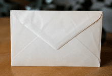 Enveloppe postale affichant les chiffres du code postal de Poitiers