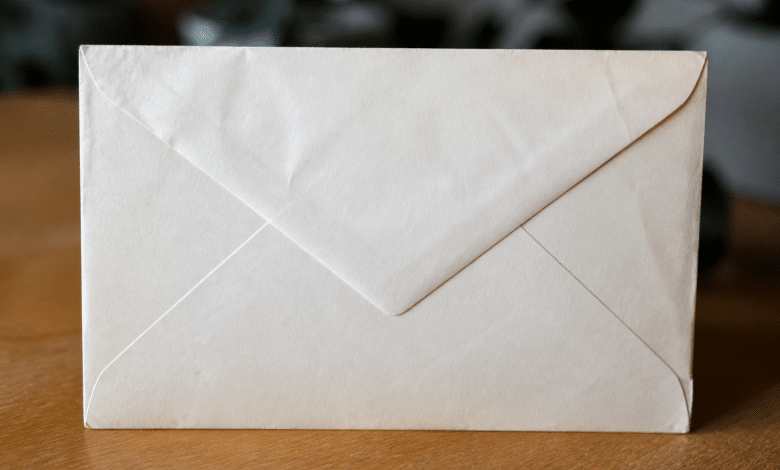 Enveloppe postale affichant les chiffres du code postal de Poitiers