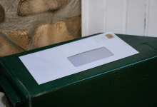 Enveloppe postale affichant code postal bretagne sur adresse imprimee