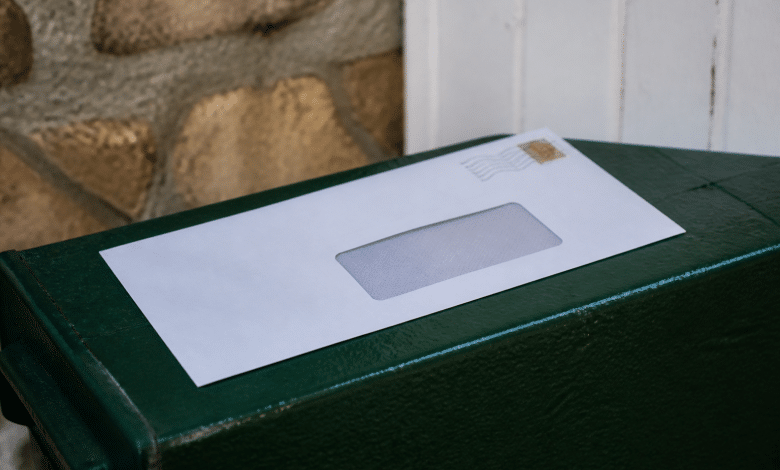 Enveloppe postale affichant code postal bretagne sur adresse imprimee