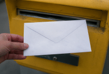 Enveloppe postale affichant code postal cinq chiffres Tarbes