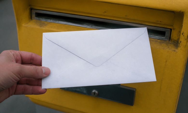 Enveloppe postale affichant code postal cinq chiffres Tarbes