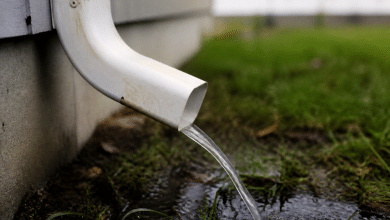Tuyau blanc incliné vers le bas évacuant l'eau
