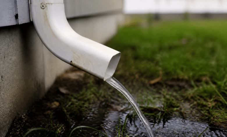 Tuyau blanc incliné vers le bas évacuant l'eau