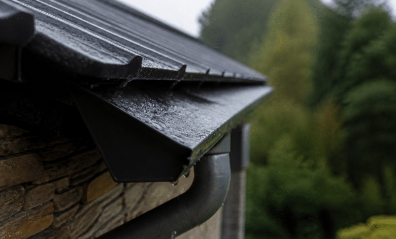 Gouttiere metallique inclinee collectant eau de pluie depuis toit