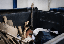 Guitare cassee posee verticalement dans benne dechets