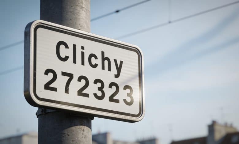 Pancarte indiquant le nombre de residents de Clichy affichee