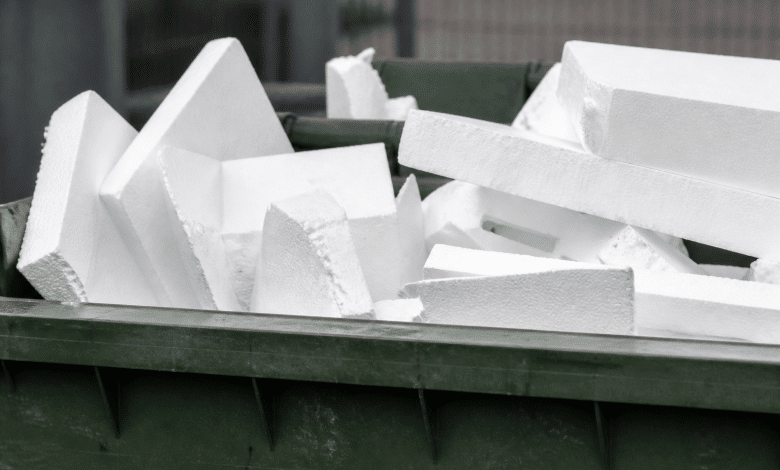 Morceaux blancs de polystyrene empiles dans bac de collecte
