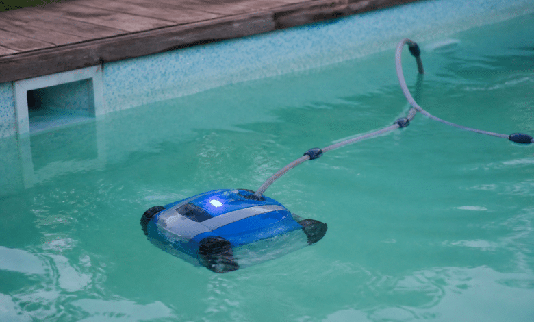 Robot nettoyeur piscine bleu avec voyant lumineux clignotant