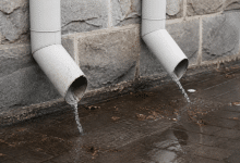 Tuyaux de drainage inclines evacuant l'eau vers le bas