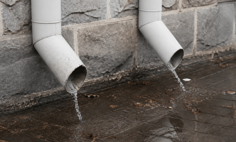 Tuyaux de drainage inclines evacuant l'eau vers le bas