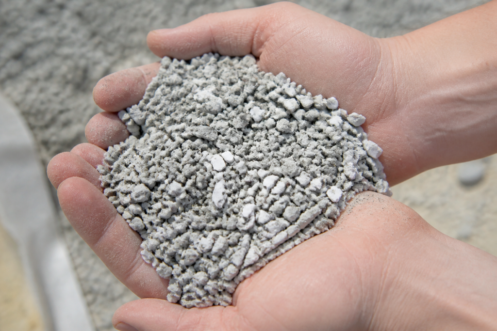 Fragments de ceramique blanche transformes en granulats gris