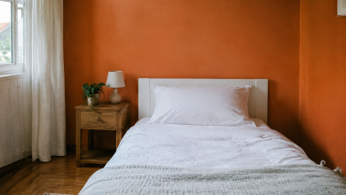 Peinture brique orangee encadrant lit blanc simple