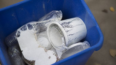 Pot de peinture seche renverse dans bac recyclage