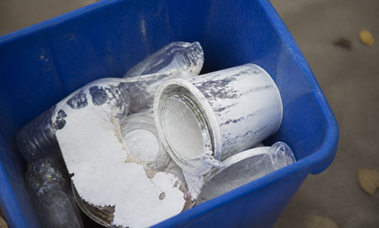 Pot de peinture seche renverse dans bac recyclage