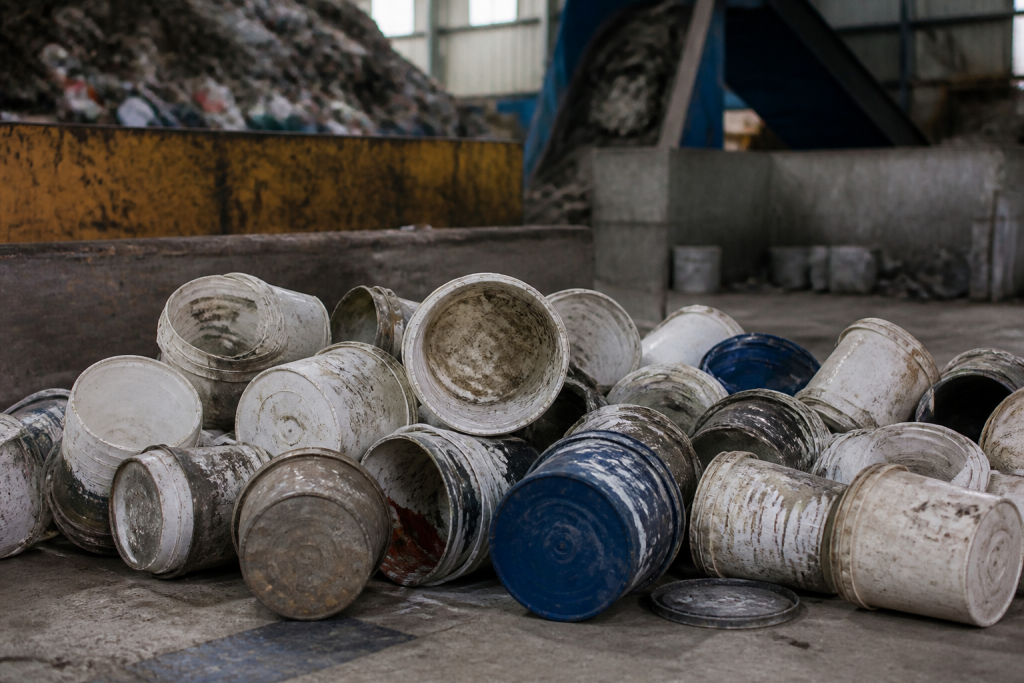 Pots de peinture vides dans usine de traitement des déchets
