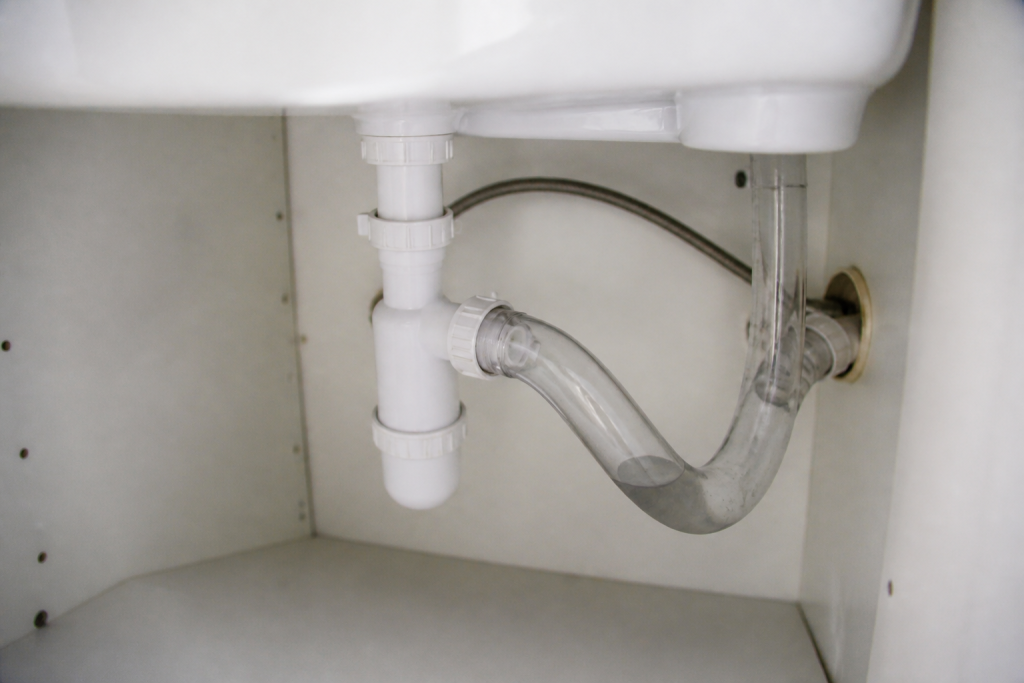 Tuyaux plastique transparent sous lavabo blanc brillant