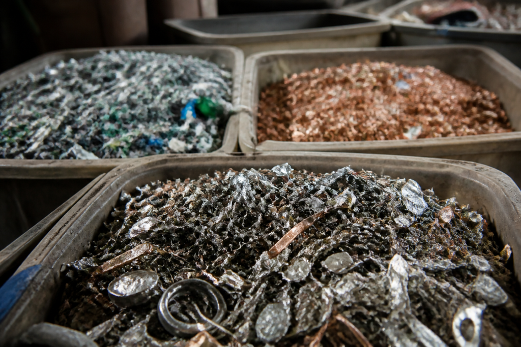 Debris du broyeur tries metaux plastique cuivre en piles