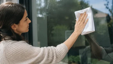 Personne essuie vitre brillante avec chiffon blanc horizontalement